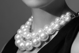 义乌大妈掷40万买**珠宝“不差钱”